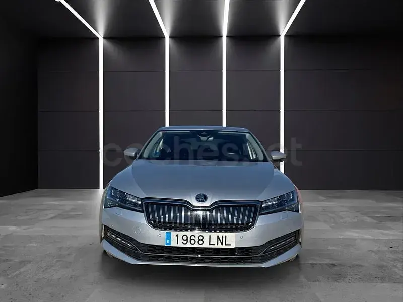 Usado Skoda Superb Style 218 CV (160 kW) 2021 Gris / plata Berlina