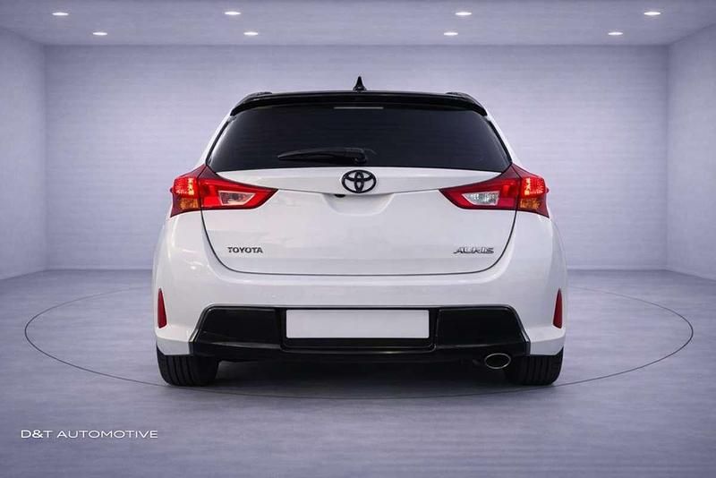Usado Toyota Auris 132 CV (97 kW) 2015 Blanco Berlina