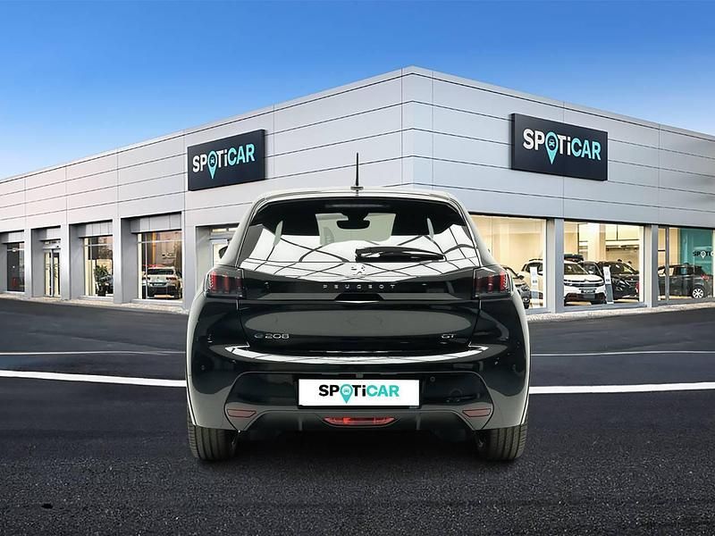 Usado Peugeot e-208 GT 100 kW (136 CV) 2023 Negro Utilitario