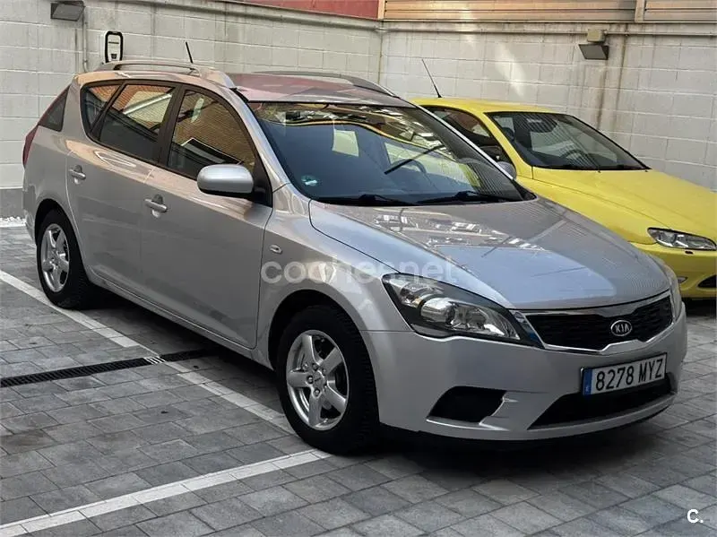 Usado Kia Ceed 90 CV (66 kW) 2011 Gris / plata Utilitario