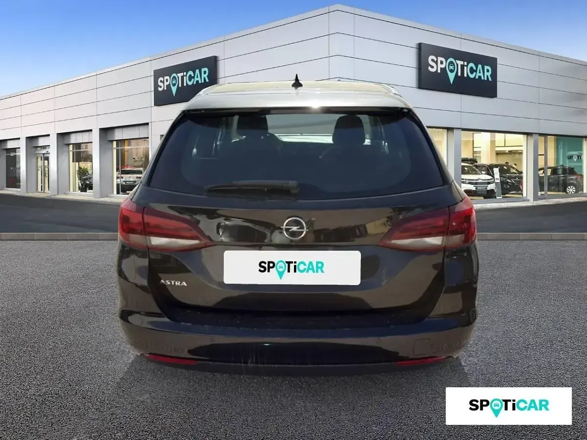 Usado Opel Astra Elegance 145 CV (106 kW) 2020 Negro Berlina