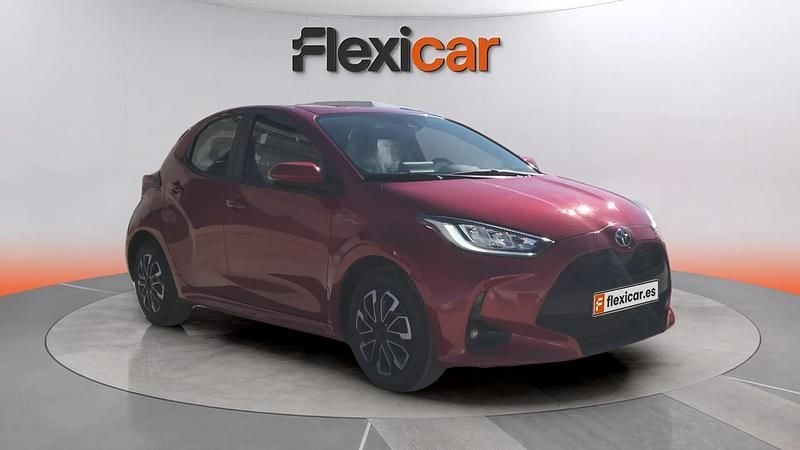 Usado Toyota Yaris Hybrid Active 116 CV (85 kW) 2023 Rojo Utilitario
