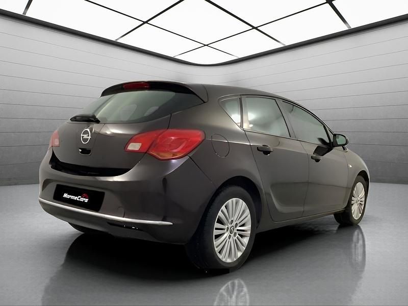 Usado Opel Astra Selective 110 CV (80 kW) 2013 Marrón Utilitario