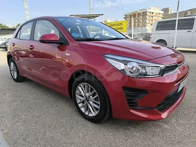 Usado Kia Rio 84 CV (61 kW) 2022 Rojo Berlina