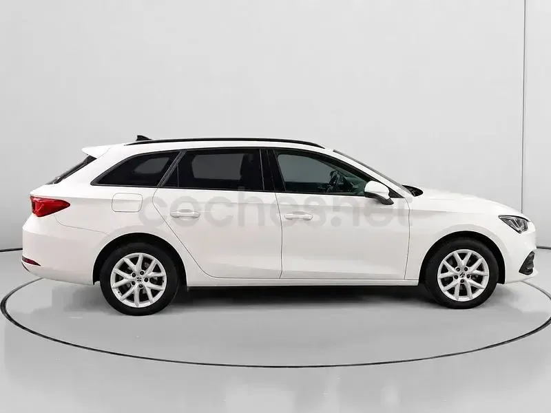 Usado Seat Leon Style 150 CV (110 kW) 2022 Blanco Familiar