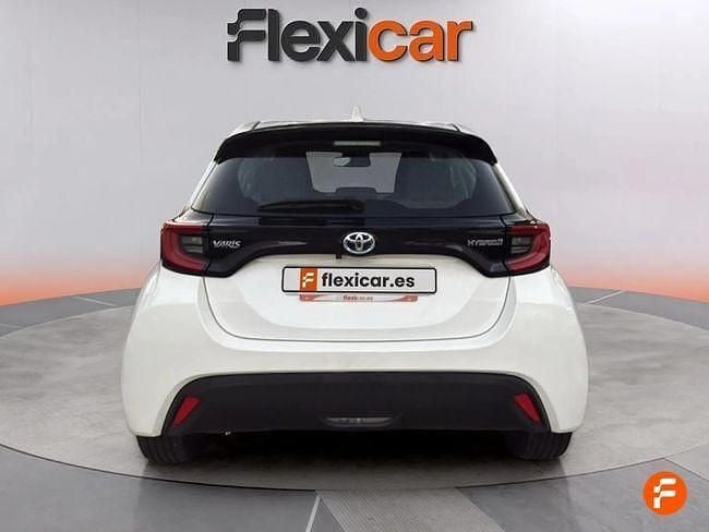 Usado Toyota Yaris Hybrid Active 116 CV (85 kW) 2023 Blanco Berlina