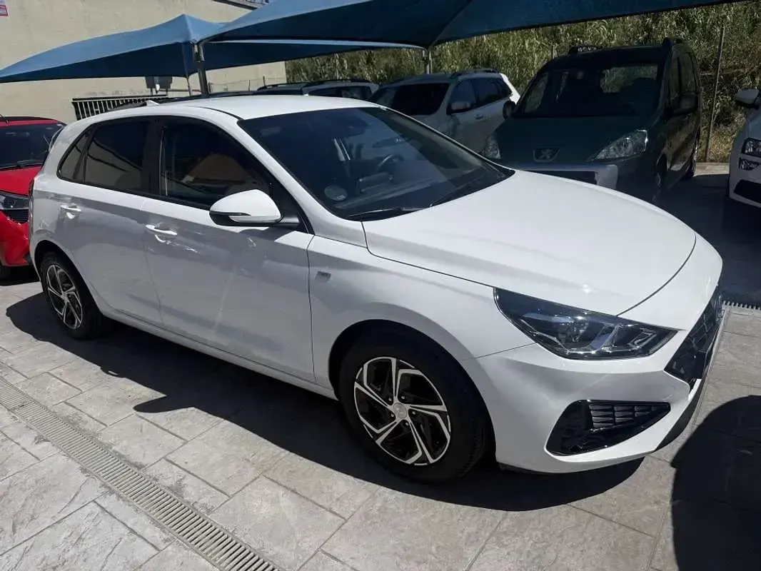 Usado Hyundai i30 120 CV (88 kW) 2022 Blanco Utilitario