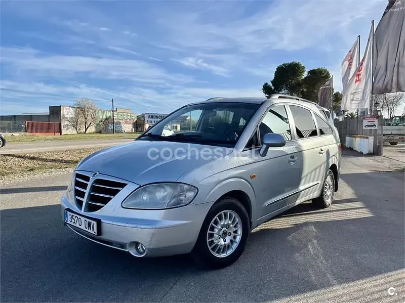 Usado SsangYong Rodius 165 CV (121 kW) 2006 Gris / plata Monovolumen