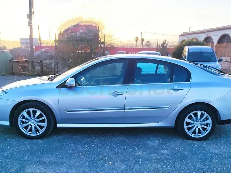Usado Renault Laguna III Dynamique 110 CV (80 kW) 2011 Gris / plata Berlina
