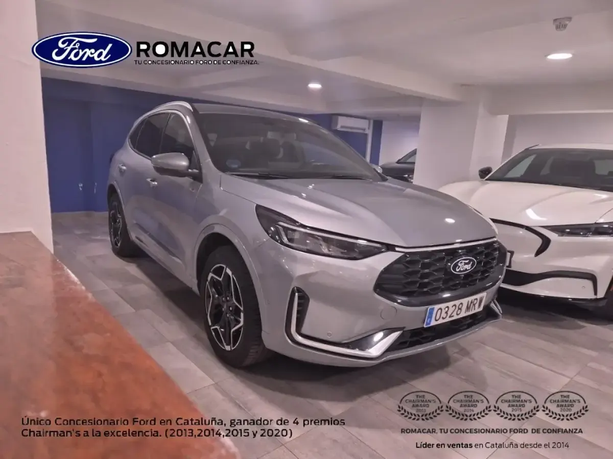 Usado Ford Kuga ST-Line X 243 CV (178 kW) 2024 Plateado SUV