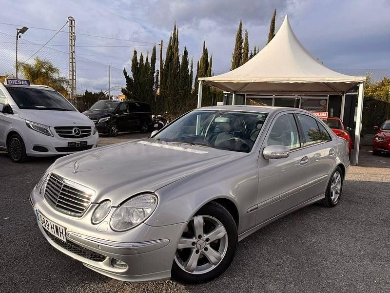 Usado Mercedes E220 Avantgarde 150 CV (110 kW) 2005 Gris / plata Berlina
