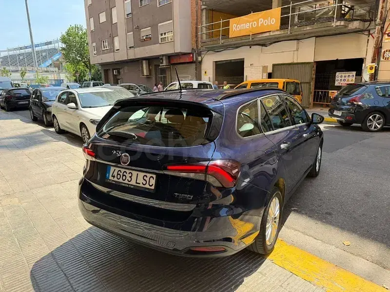 Usado Fiat Tipo 101 CV (74 kW) 2021 Azul Familiar