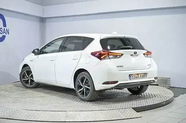 Usado Toyota Auris Hybrid 136 CV (100 kW) 2018 Blanco Utilitario