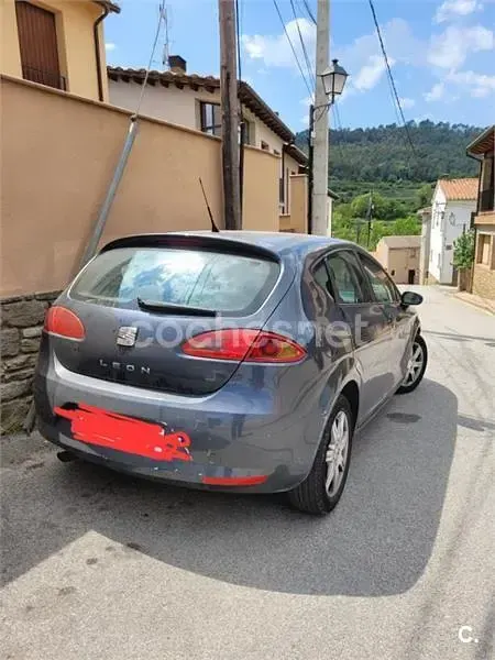 Usado Seat Leon Sport 105 CV (77 kW) 2006 Gris / plata Utilitario