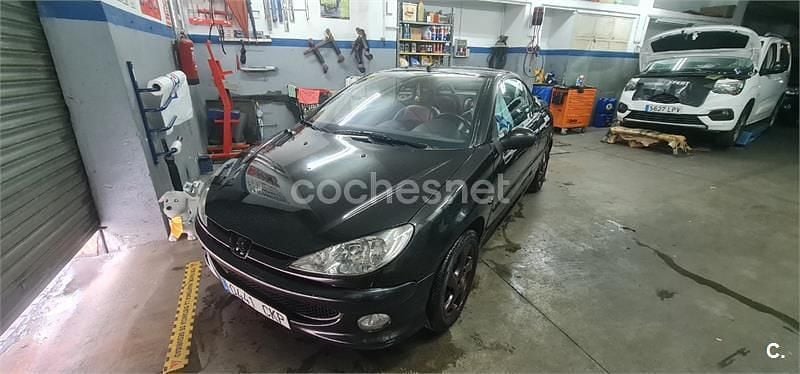 Usado Peugeot 206 110 CV (80 kW) 2003 Negro Descapotable