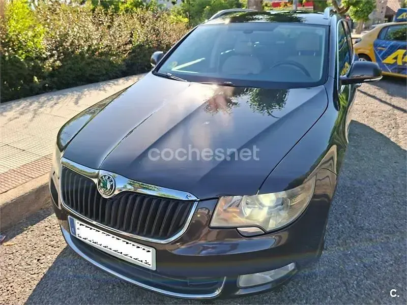 Usado Skoda Superb Elegance 140 CV (102 kW) 2010 Marrón Familiar
