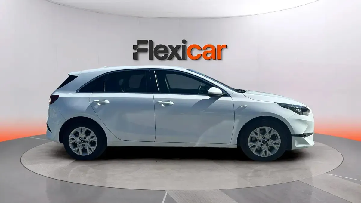 Usado Kia Ceed 136 CV (100 kW) 2023 Blanco Utilitario