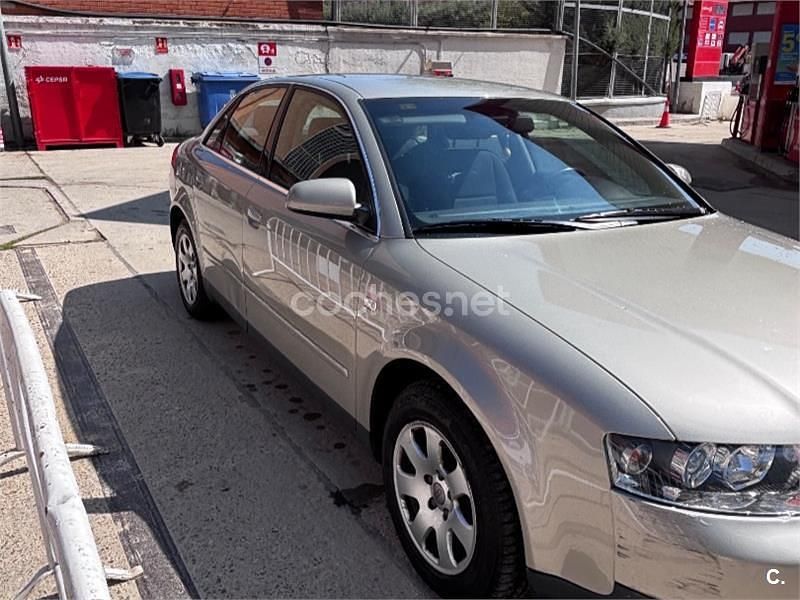 Usado Audi A4 130 CV (95 kW) 2003 Gris / plata Berlina