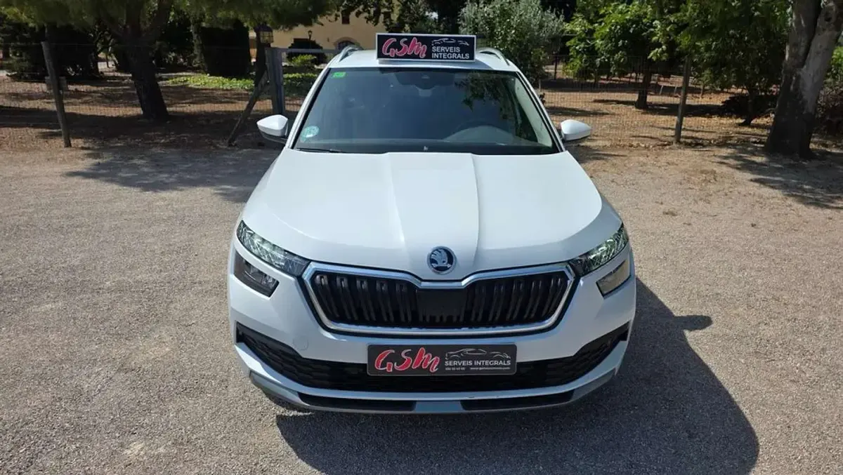 Usado Skoda Kamiq Ambition 110 CV (80 kW) 2022 Blanco SUV