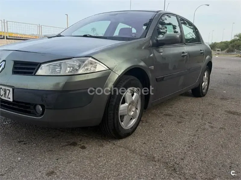 Usado Renault Mégane II Authentique 100 CV (73 kW) 2004 Gris / plata Berlina