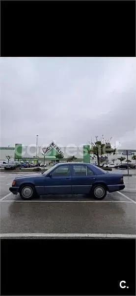 Usado Mercedes E220 150 CV (110 kW) 1993 Azul Familiar