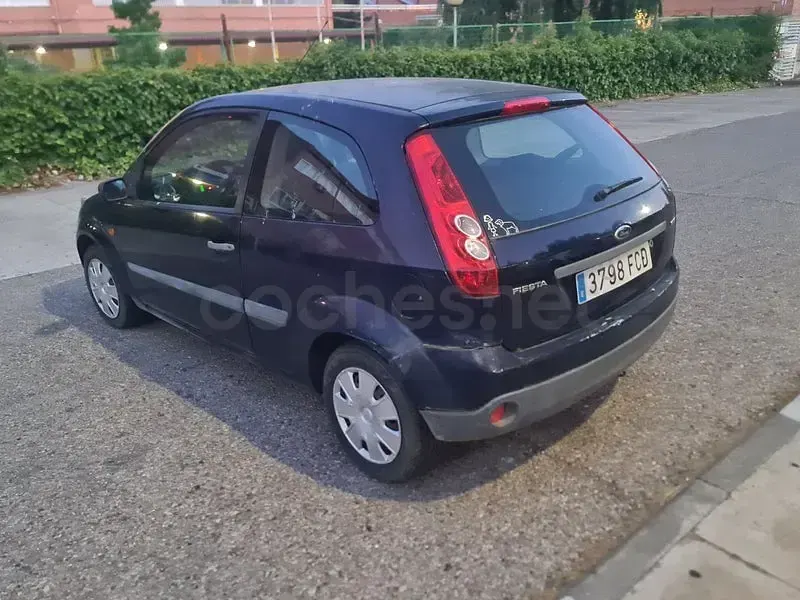 Usado Ford Fiesta Ambiente 68 CV (50 kW) 2006 Azul Utilitario