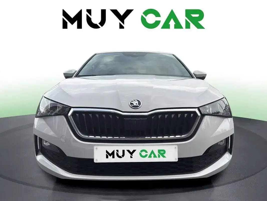 Usado Skoda Scala Ambition 110 CV (80 kW) 2022 Blanco Utilitario