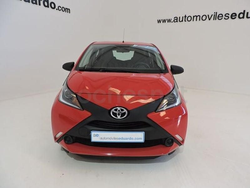 Usado Toyota Aygo X-play 69 CV (50 kW) 2017 Rojo Utilitario