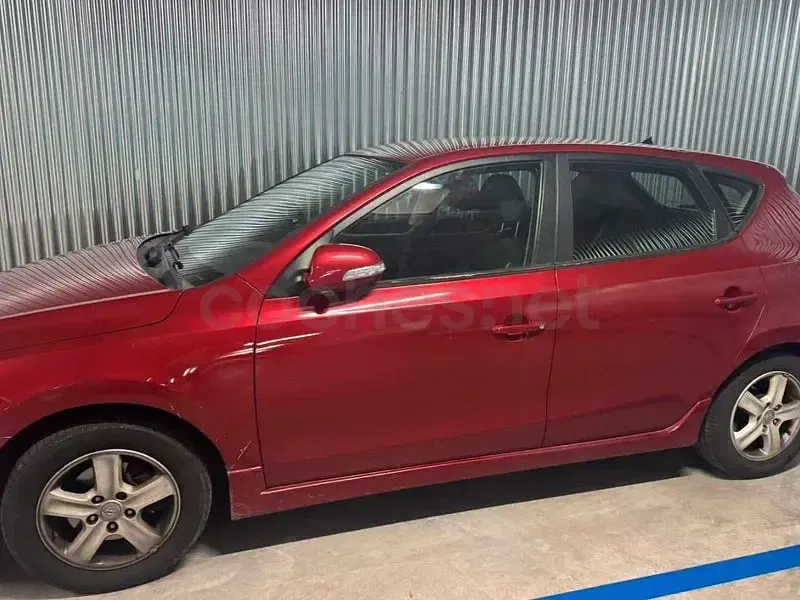 Usado Hyundai i30 Comfort 109 CV (80 kW) 2011 Granate Berlina