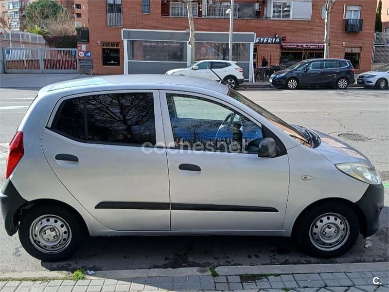 Usado Hyundai i10 Comfort 69 CV (50 kW) 2013 Gris / plata Utilitario
