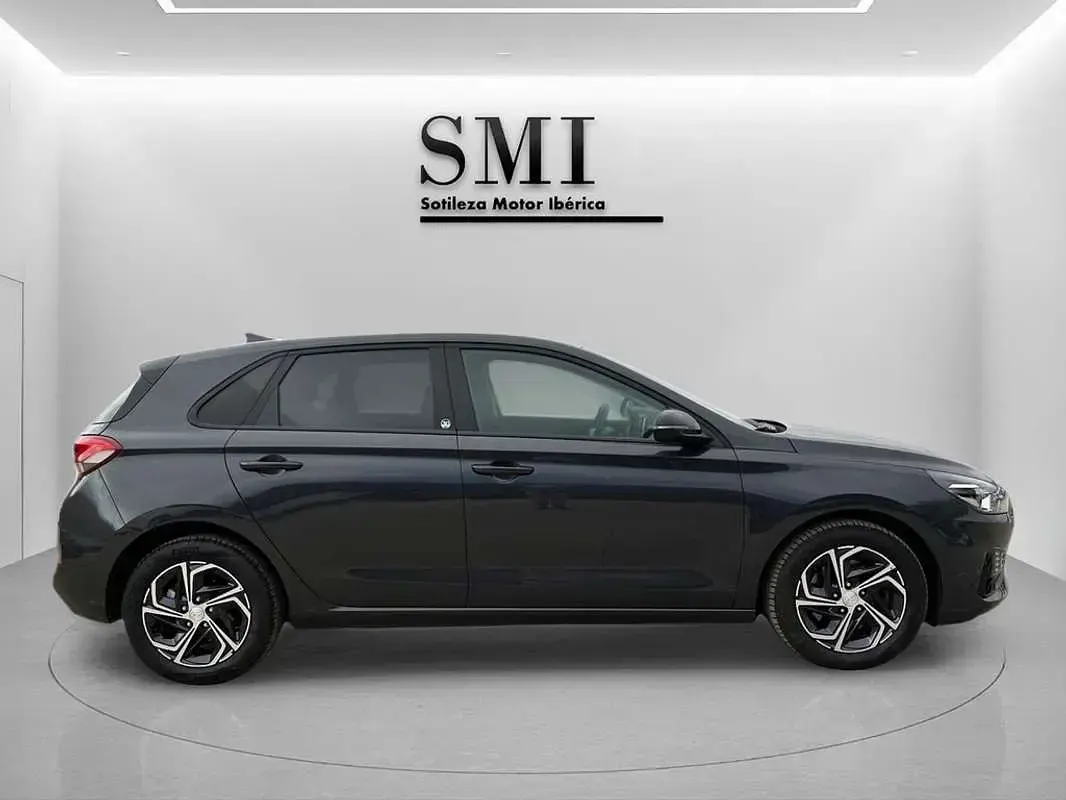 Usado Hyundai i30 120 CV (88 kW) 2022 Negro Utilitario