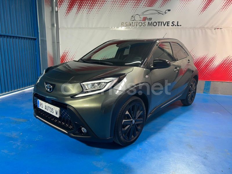 Verde Usado 2023 Toyota Aygo Play Utilitario | 16.700 € (Precio justo) - Imagen 1/4