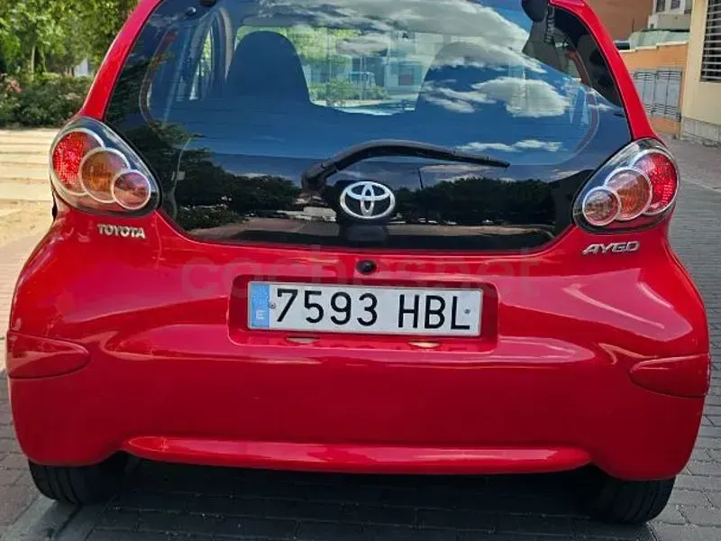 Usado Toyota Aygo Live 68 CV (50 kW) 2011 Rojo Utilitario