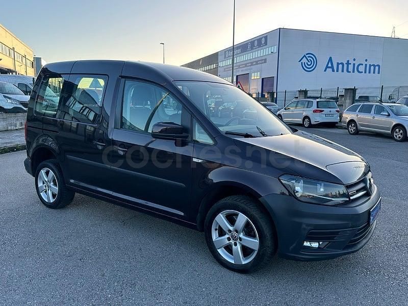 Usado VW Caddy Trendline 122 CV (89 kW) 2016 Violeta / lila Monovolumen