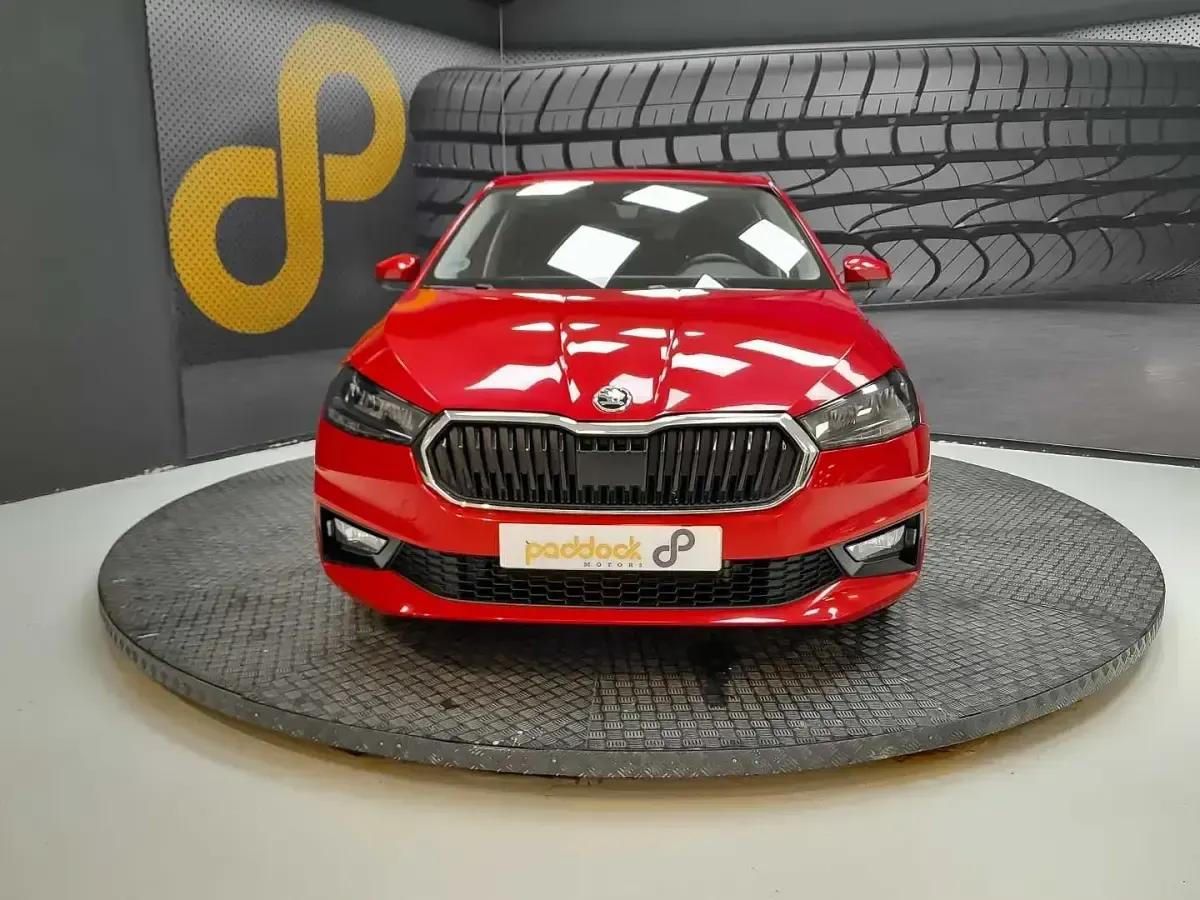 Usado Skoda Fabia Selection 95 CV (69 kW) 2025 Rojo Utilitario
