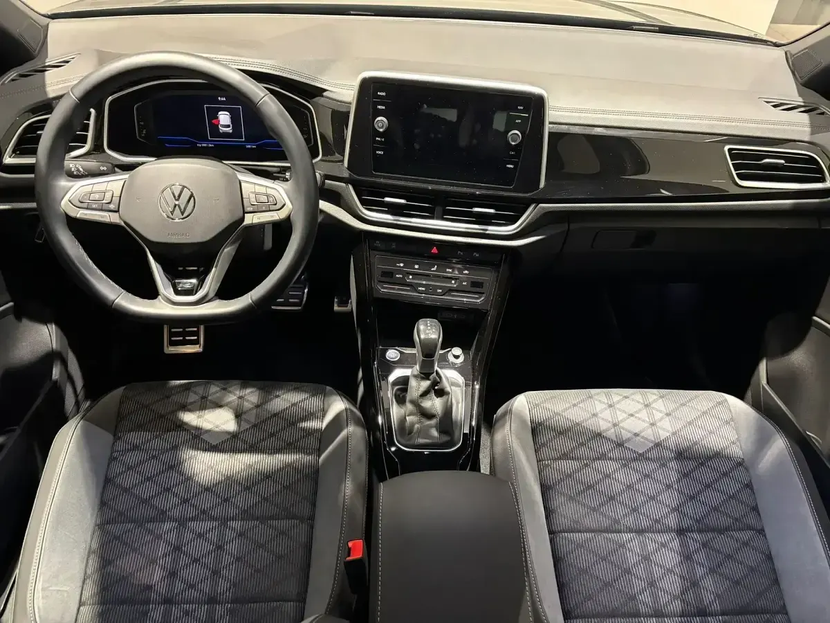 Usado VW T-Roc R-line 150 CV (110 kW) 2025 Gris SUV