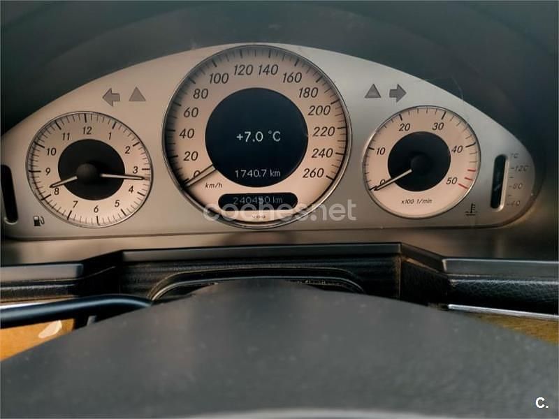Usado Mercedes E270 Classic 170 CV (125 kW) 2003 Negro Berlina
