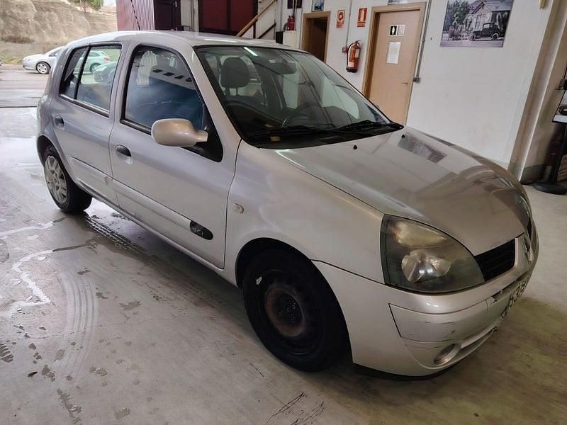 Usado Renault Clio II Dynamique 70 CV (51 kW) 2006 Gris / plata Berlina