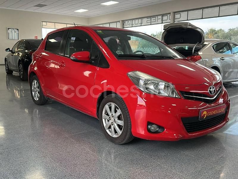 Granate Usado 2013 Toyota Yaris Active Berlina | 8499 € (Precio justo) - Imagen 1/4