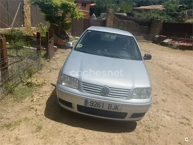 Usado VW Polo Trendline 75 CV (55 kW) 2001 Gris / plata Utilitario