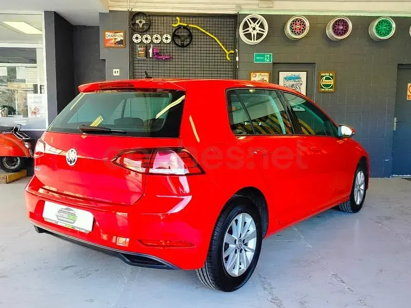 Usado VW Golf VII 110 CV (80 kW) 2018 Rojo Berlina