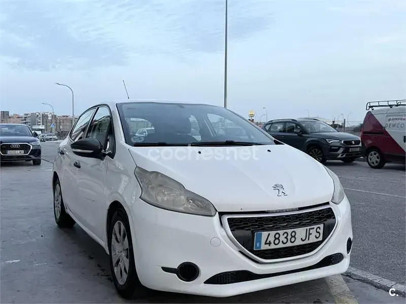 Usado Peugeot 208 Access 68 CV (50 kW) 2016 Blanco Utilitario
