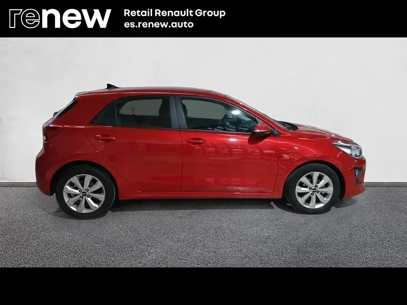 Usado Kia Rio 84 CV (61 kW) 2022 Rojo Berlina
