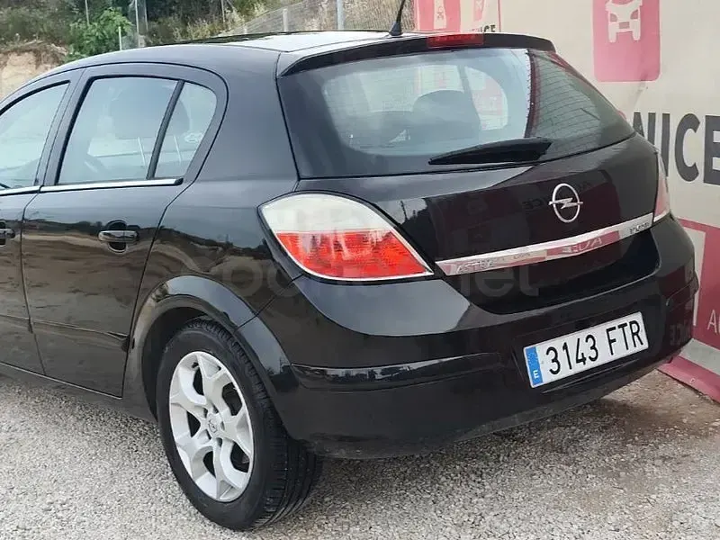 Usado Opel Astra Sport 100 CV (73 kW) 2008 Negro Berlina
