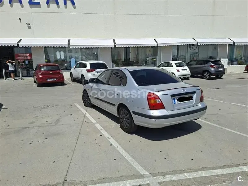 Usado Hyundai Elantra GLS 112 CV (82 kW) 2003 Gris / plata Berlina