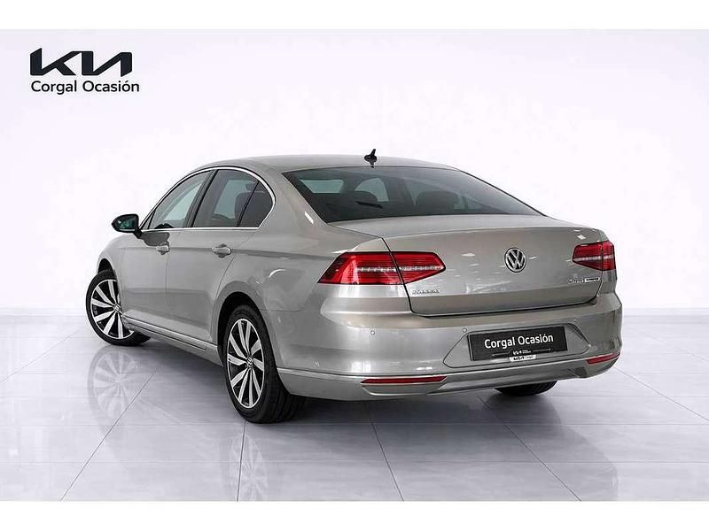 Usado VW Passat Sport 150 CV (110 kW) 2016 Gris Berlina