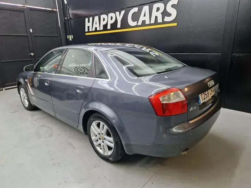 Usado Audi A4 130 CV (95 kW) 2003 Gris / plata Berlina