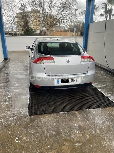 Usado Renault Laguna III Authentique 130 CV (95 kW) 2008 Gris / plata Berlina