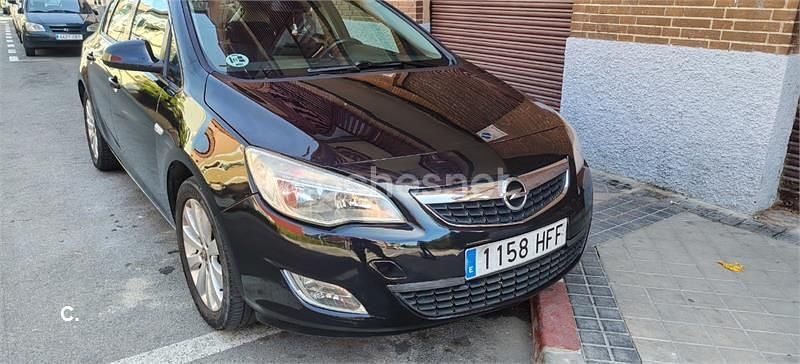 Usado Opel Astra Cosmo 110 CV (80 kW) 2011 Negro Berlina