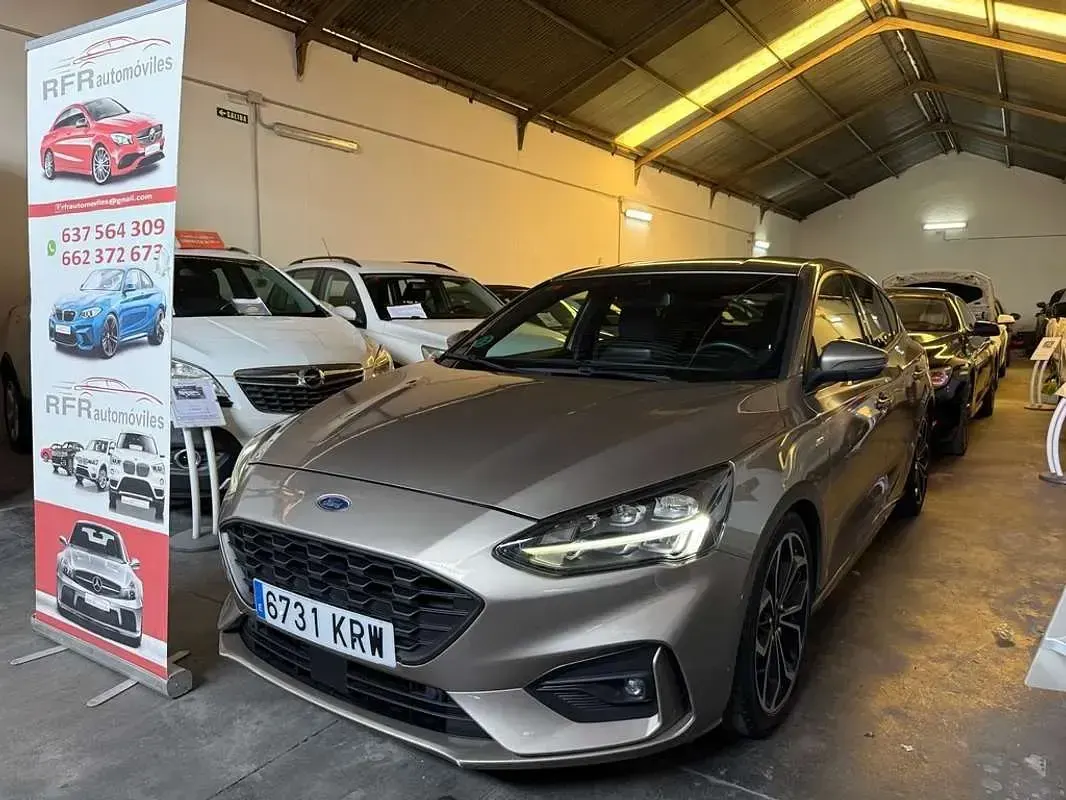 Usado Ford Focus ST-Line 120 CV (88 kW) 2019 Gris Utilitario